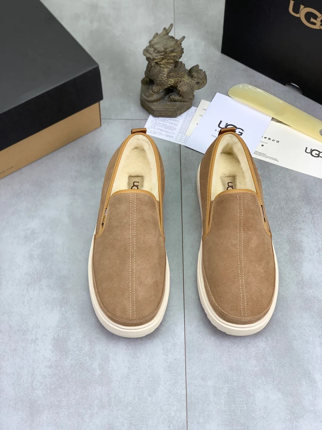 Men's men's shoes 💰P580 [New style] hot style 💰 versatile casual slip-on fur shoes 🆘 "Real Wool" [UGG] 👉 hot style men's shoes official website synchronization 🔰 quality [proud] is not comparable to the imitations in the general market 🌀 The upper is imported Italian frosted calfskin, and the lining: foot pad 🅰️ grade 🐑 real wool 👻 Only Grade A can show the effect The hand feels smooth and delicate 🔱The shoe shape is grand, only the factory can achieve it 🎄The perfect toughness of the original outsole 👻⬛️ can allow customers to bid farewell to one-time consumption. Real wool lining, super warm. Available in black or brown. Size: 39-44